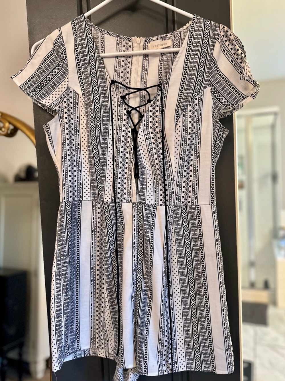 Vestique Black & White Boho Lace-Up Romper Size Small